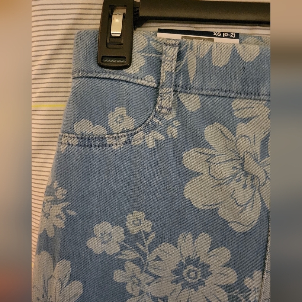 Time and Tru Fashion Jegging Flower Denim Stretch Skinny XS (0-2) Pants - Picture 2 of 6